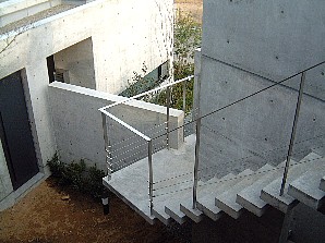 ２階デッキテラスより外部階段を見下ろす（撮影：富田建築設計室）